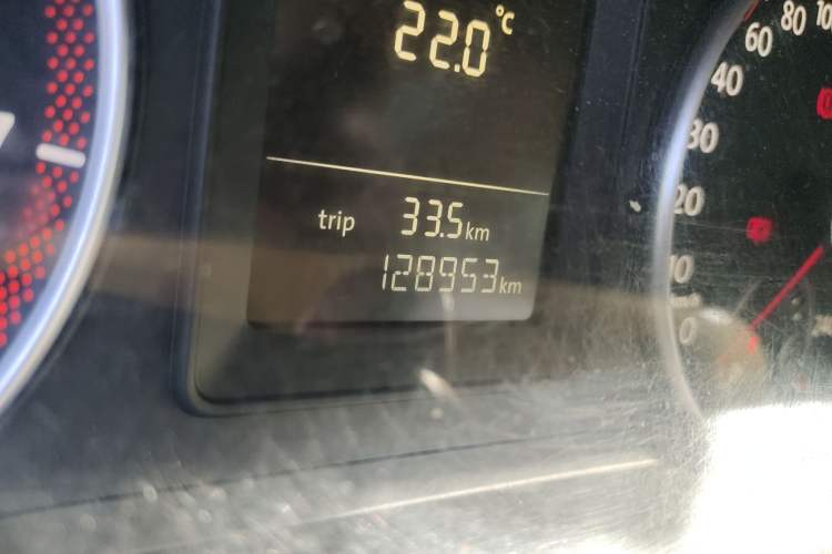 Used Volkswagen Touran 2011 1.4T DSG Zhiya Edition 5 Seats Odometer Close Up