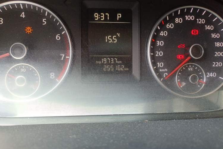 Used Volkswagen Touran 2011 1.4T DSG Zhiya Edition 5 Seats Odometer Close Up
