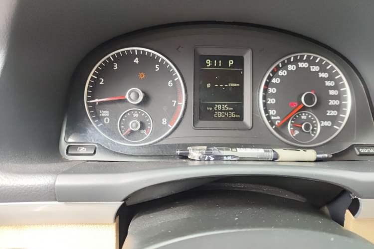 Used Volkswagen Touran 2011 1.4T DSG Zhiya Edition 5 Seats Odometer Close Up