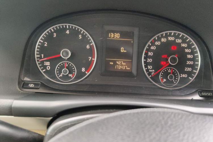 Used Volkswagen Touran 2011 1.4T Manual ZhiShang Edition 5-seater Odometer Close Up