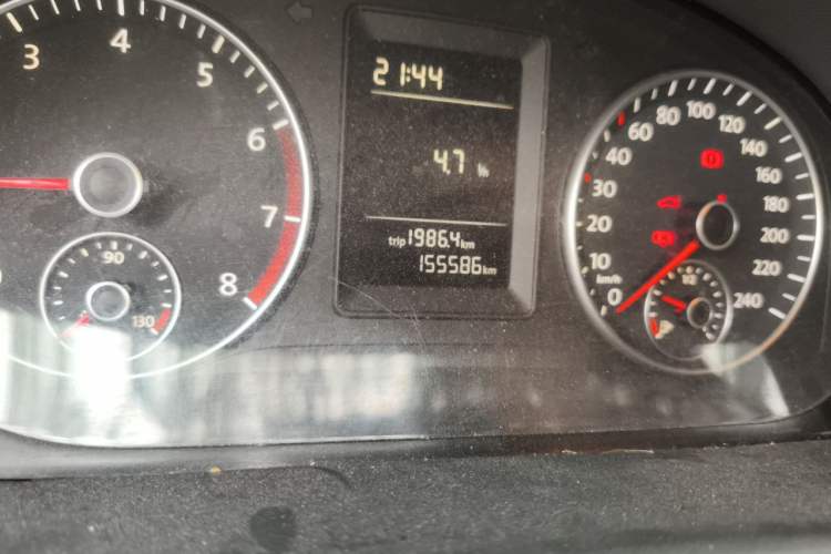 Used Volkswagen Touran 2011 1.4T Manual Zhiya Edition 5 Seats Odometer Close Up