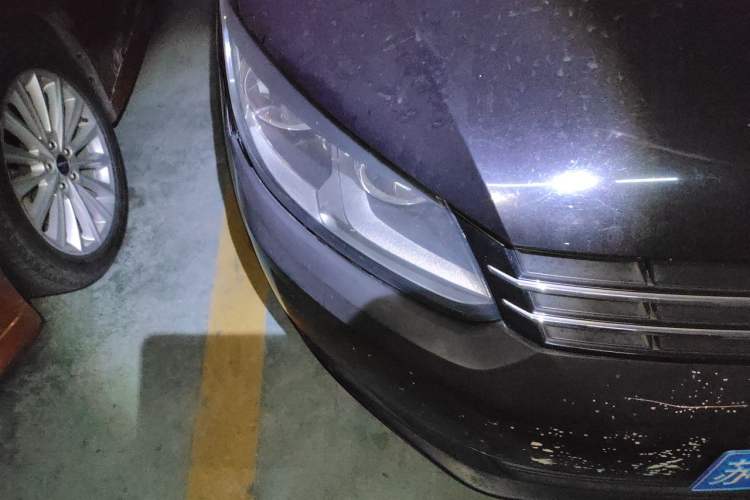 Used Volkswagen Touran 2011 1.4T Manual ZhiShang Edition 5-seater Right Front Headlight