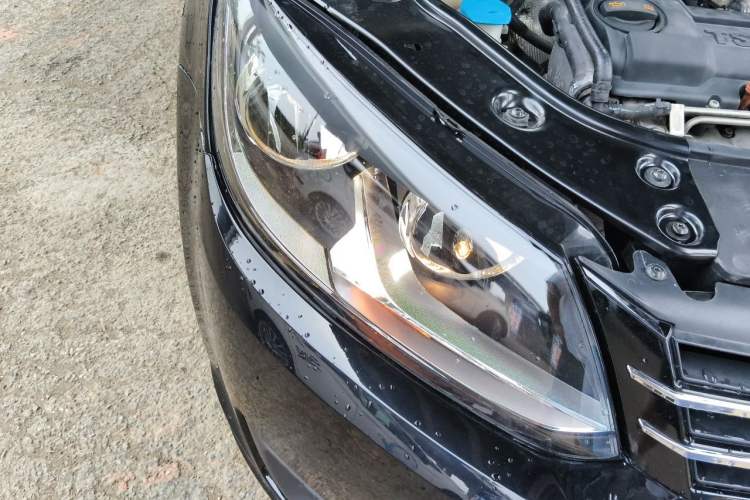 Used Volkswagen Touran 2011 1.4T Manual ZhiShang Edition 5-seater Right Front Headlight