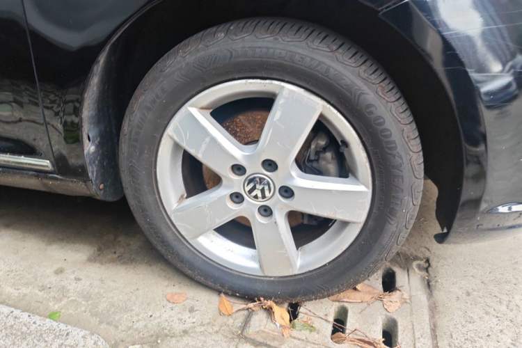 Used Volkswagen Touran 2011 1.4T DSG Zhiya Edition 5 Seats Right Front Wheel Hub