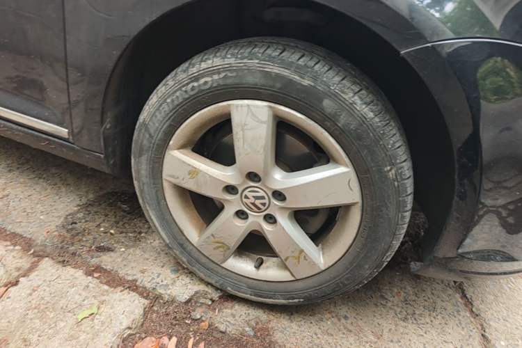 Used Volkswagen Touran 2011 1.4T DSG Zhiya Edition 5 Seats Right Front Wheel Hub