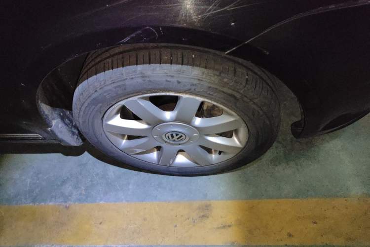 Used Volkswagen Touran 2011 1.4T Manual ZhiShang Edition 5-seater Right Front Wheel Hub