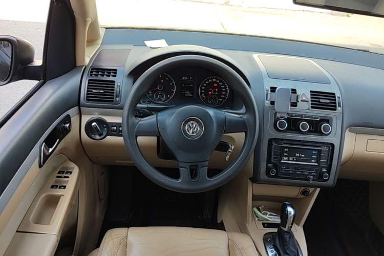 Used Volkswagen Touran 2011 1.4T DSG Zhiya Edition 5 Seats Steering Wheel