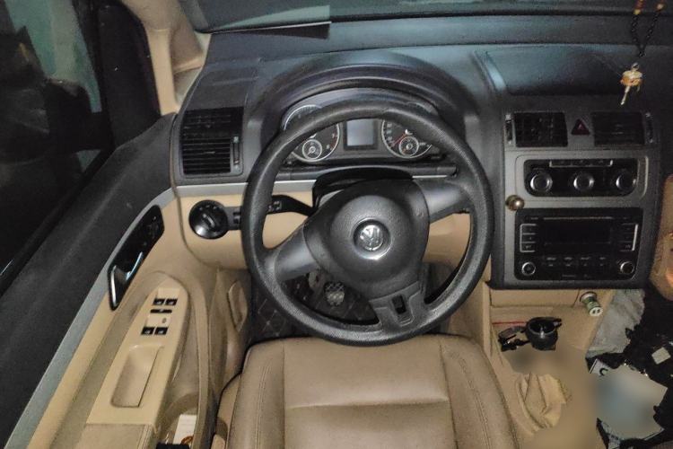 Used Volkswagen Touran 2011 1.4T Manual ZhiShang Edition 5-seater Steering Wheel