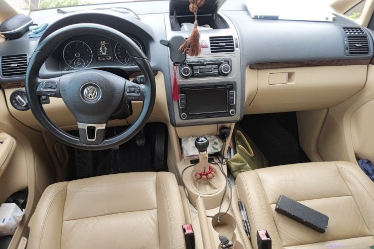 Used Volkswagen Touran 2011 1.4T Manual ZhiZhen Edition 5 Seats Center Console
