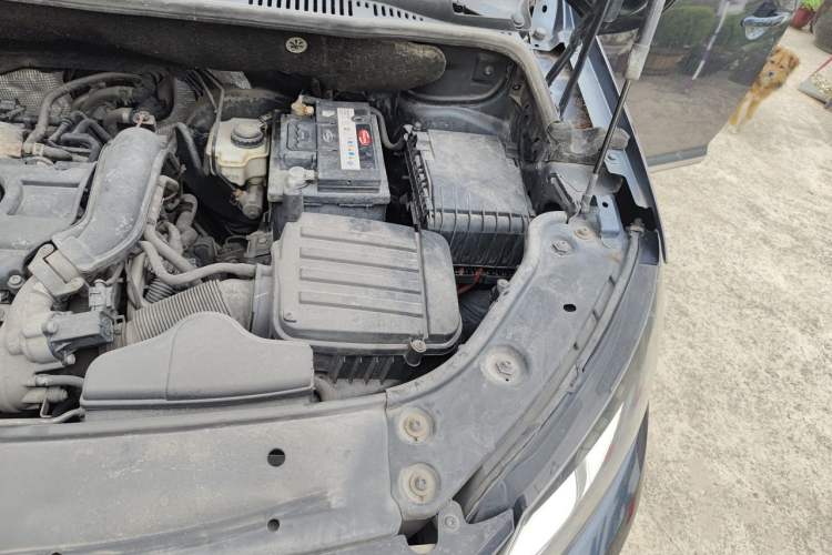 Used Volkswagen Touran 2011 1.4T Manual ZhiZhen Edition 5 Seats Engine Bay Left