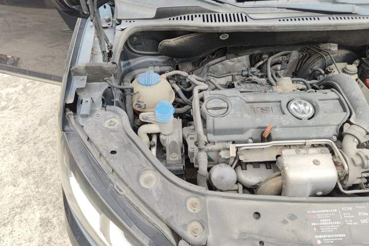 Used Volkswagen Touran 2011 1.4T Manual ZhiZhen Edition 5 Seats Engine Bay Right