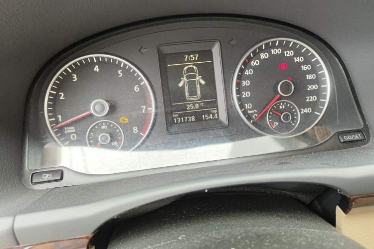 Used Volkswagen Touran 2011 1.4T Manual ZhiZhen Edition 5 Seats Odometer Close Up