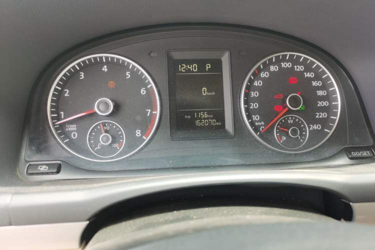 Used Volkswagen Touran 2011 1.4T DSG Zhiya Edition 5 Seats Odometer Close Up