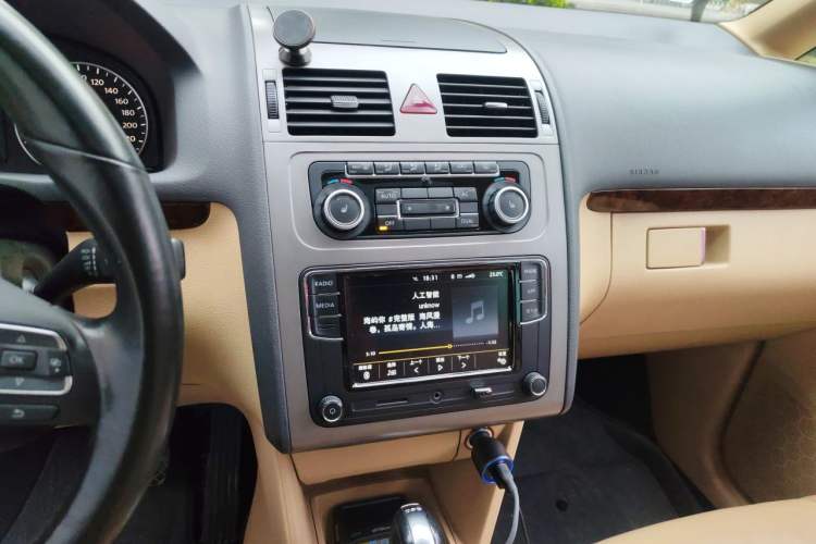 Used Volkswagen Touran 2011 1.4T DSG ZhiZhen Edition 5 Seats Audio And AC Panel