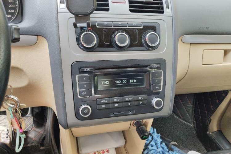 Used Volkswagen Touran 2011 1.4T Manual ZhiShang Edition 5-seater Audio And AC Panel