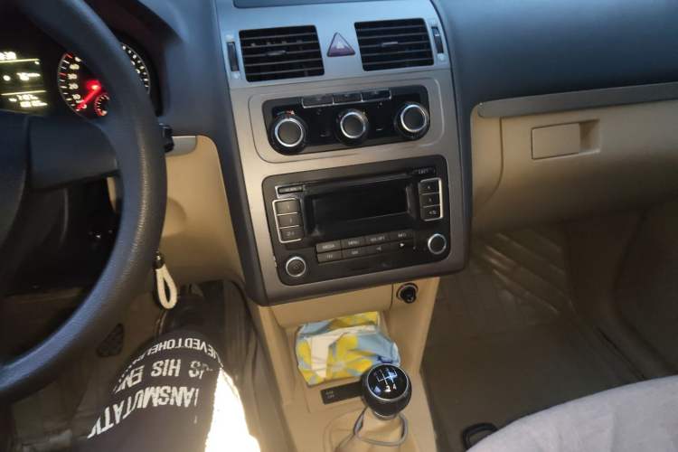 Used Volkswagen Touran 2011 1.4T Manual ZhiShang Edition 5-seater Audio And AC Panel