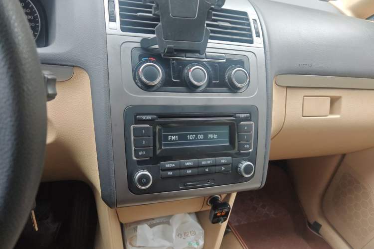 Used Volkswagen Touran 2011 1.4T Manual ZhiShang Edition 5-seater Audio And AC Panel