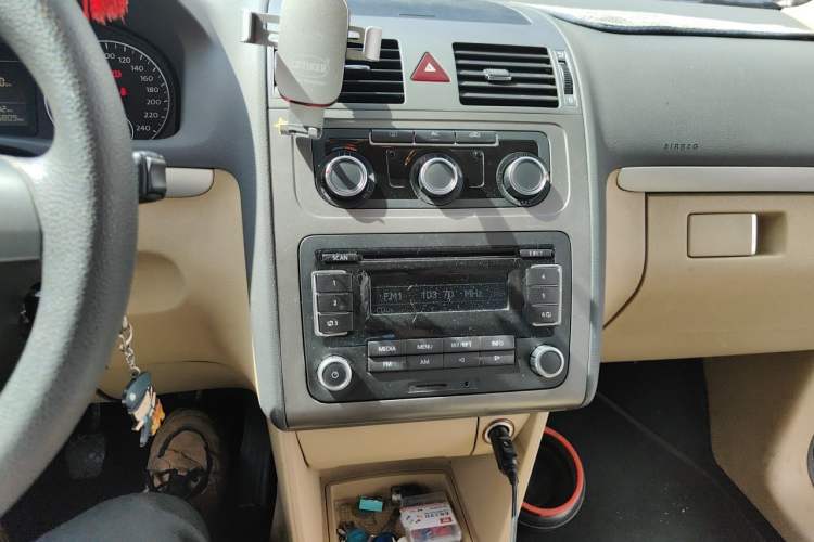 Used Volkswagen Touran 2011 1.4T Manual Zhiya Edition 5 Seats Audio And AC Panel
