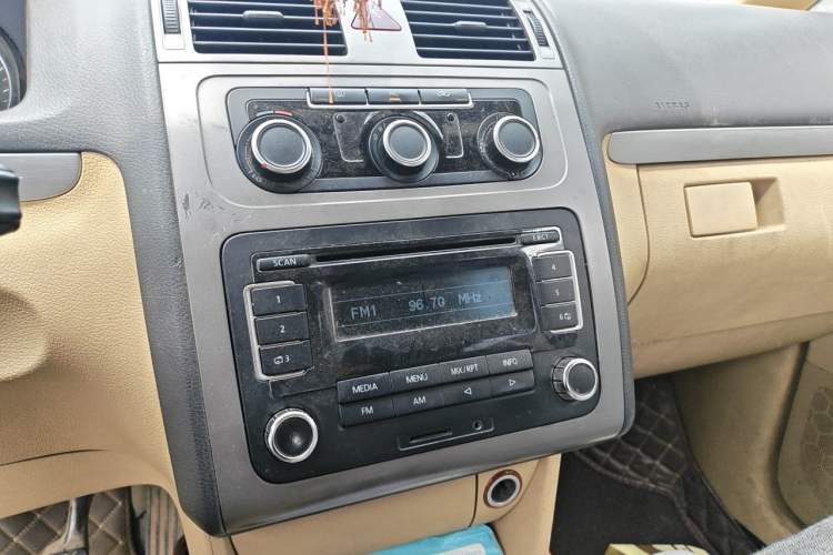 Used Volkswagen Touran 2011 1.4T Manual ZhiShang Edition 5-seater Audio And AC Panel