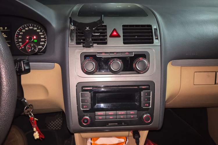 Used Volkswagen Touran 2011 1.4T DSG Zhiya Edition 5 Seats Audio And AC Panel