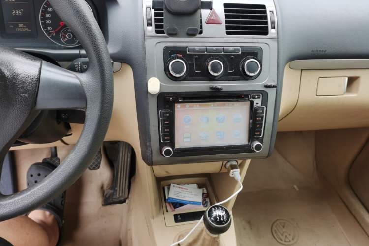 Used Volkswagen Touran 2011 1.4T Manual Zhiya Edition 5 Seats Audio And AC Panel