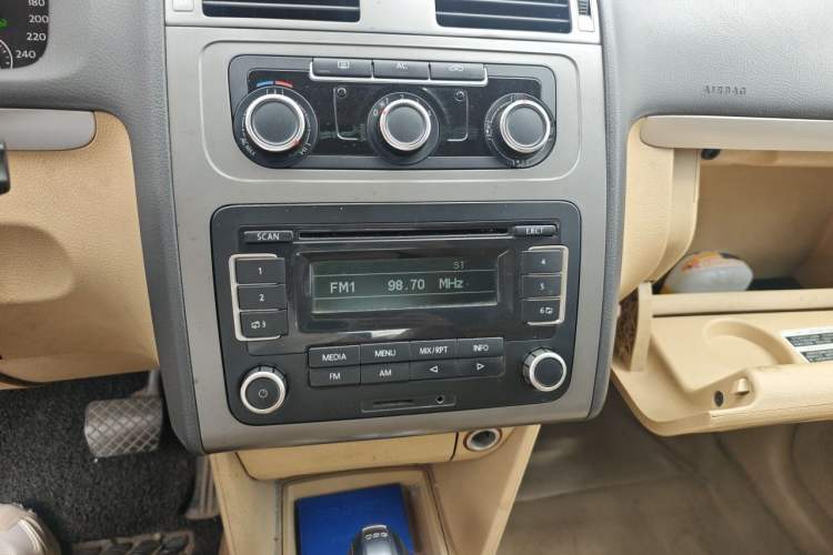Used Volkswagen Touran 2011 1.4T DSG Zhiya Edition 5 Seats Audio And AC Panel