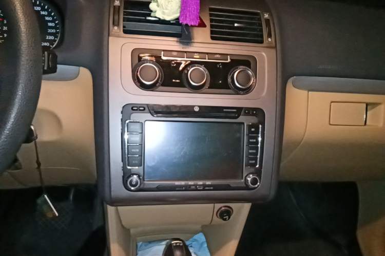 Used Volkswagen Touran 2011 1.4T DSG Zhiya Edition 5 Seats Audio And AC Panel