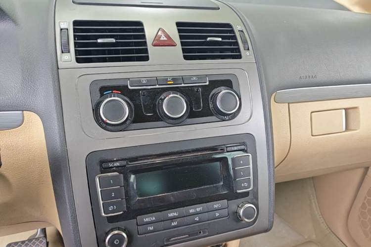 Used Volkswagen Touran 2011 1.4T DSG Zhiya Edition 5 Seats Audio And AC Panel