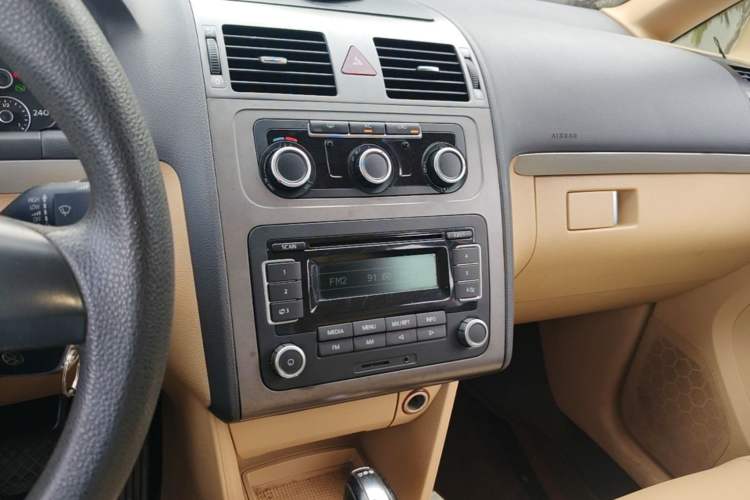 Used Volkswagen Touran 2011 1.4T DSG Zhiya Edition 5 Seats Audio And AC Panel