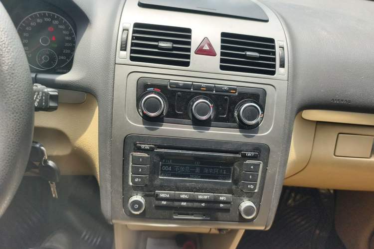 Used Volkswagen Touran 2011 1.4T DSG Zhiya Edition 5 Seats Audio And AC Panel