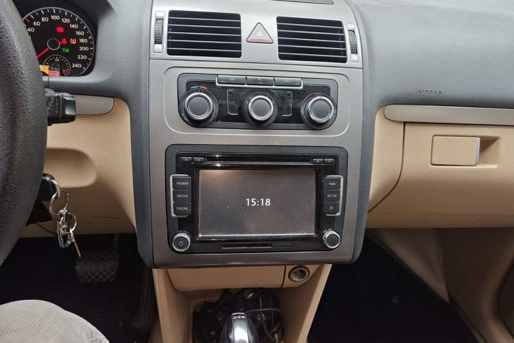 Used Volkswagen Touran 2011 1.4T DSG Zhiya Edition 5 Seats Audio And AC Panel