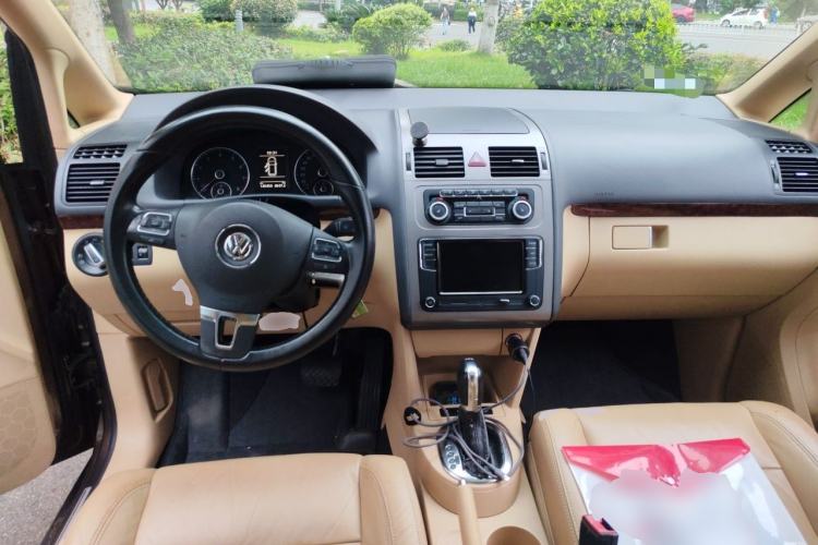 Used Volkswagen Touran 2011 1.4T DSG ZhiZhen Edition 5 Seats Center Console