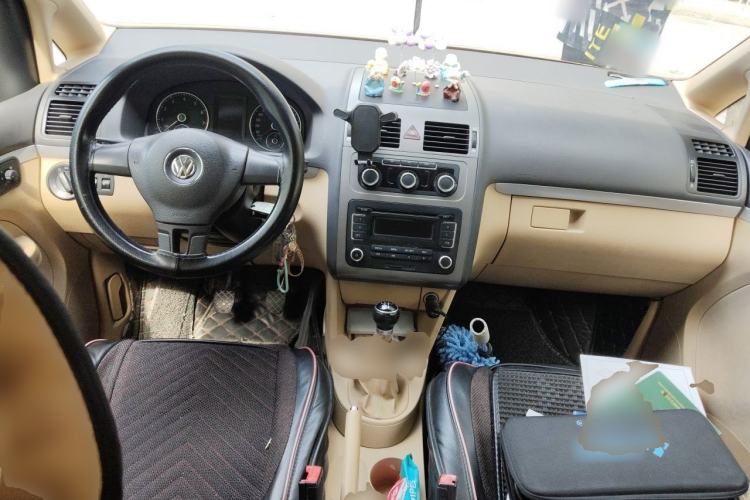 Used Volkswagen Touran 2011 1.4T Manual ZhiShang Edition 5-seater Center Console