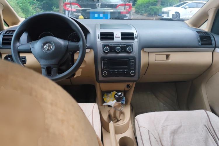 Used Volkswagen Touran 2011 1.4T Manual ZhiShang Edition 5-seater Center Console