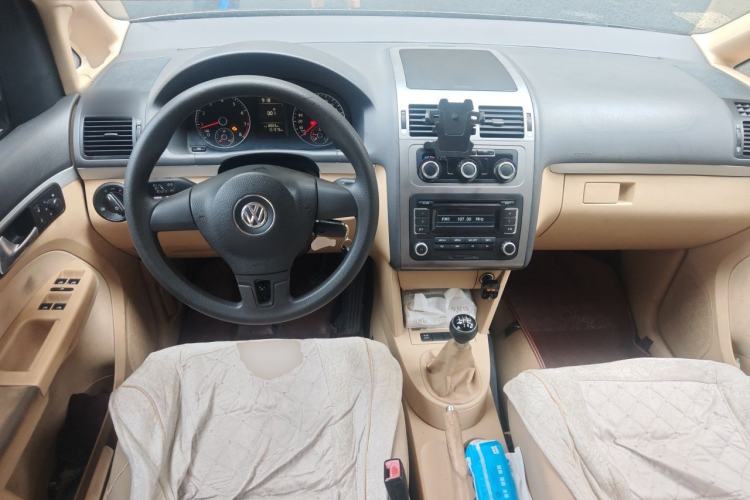 Used Volkswagen Touran 2011 1.4T Manual ZhiShang Edition 5-seater Center Console