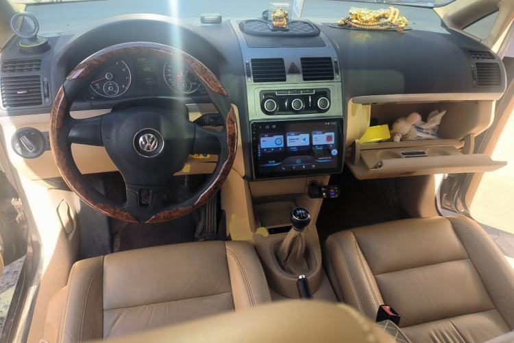 Used Volkswagen Touran 2011 1.4T Manual Zhiya Edition 5 Seats Center Console