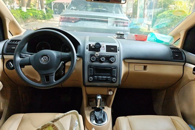 Used Volkswagen Touran 2011 1.4T DSG Zhiya Edition 5 Seats Center Console