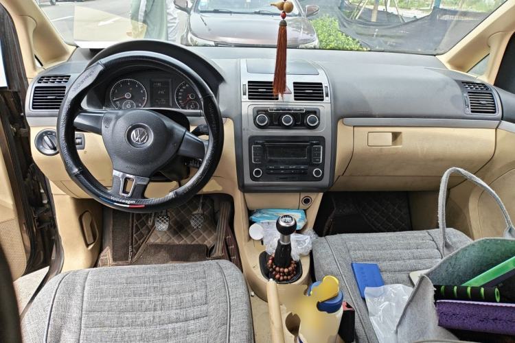 Used Volkswagen Touran 2011 1.4T Manual ZhiShang Edition 5-seater Center Console