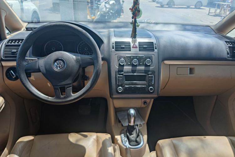 Used Volkswagen Touran 2011 1.4T DSG Zhiya Edition 5 Seats Center Console