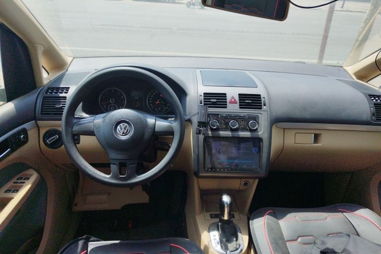 Used Volkswagen Touran 2011 1.4T DSG Zhiya Edition 5 Seats Center Console