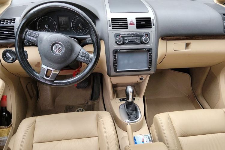 Used Volkswagen Touran 2011 1.4T DSG ZhiZhen Edition 5 Seats Center Console