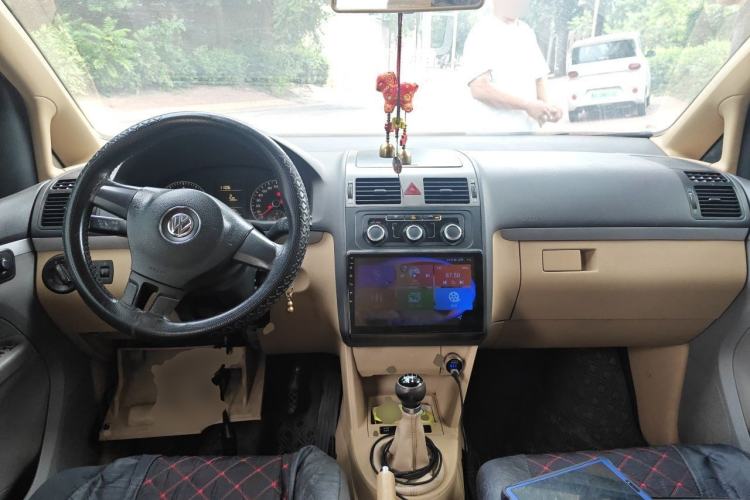 Used Volkswagen Touran 2011 1.4T Manual ZhiShang Edition 5-seater Center Console