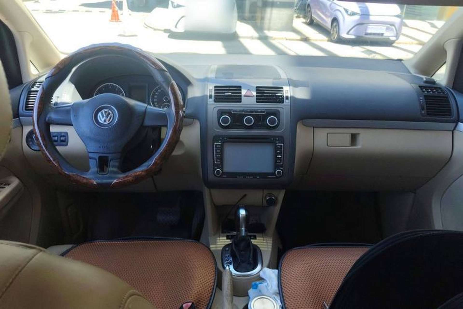Used Volkswagen Touran 2011 1.4T DSG Zhiya Edition 5 Seats Center Console