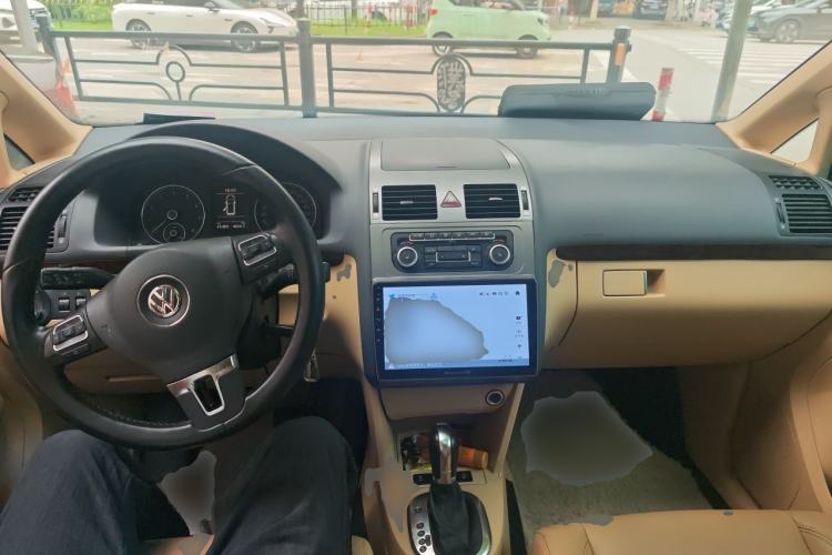 Used Volkswagen Touran 2011 1.4T DSG ZhiZhen Edition 5 Seats Center Console