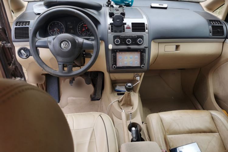 Used Volkswagen Touran 2011 1.4T Manual Zhiya Edition 5 Seats Center Console