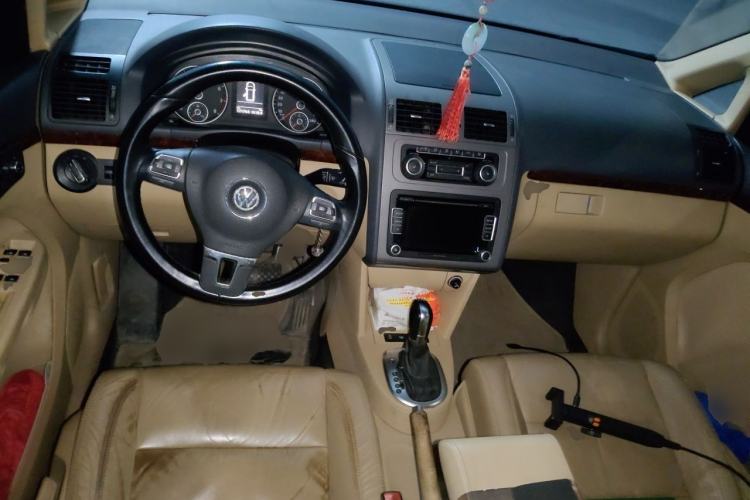Used Volkswagen Touran 2011 1.4T DSG ZhiZhen Edition 5 Seats Center Console