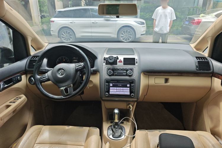 Used Volkswagen Touran 2011 1.4T DSG ZhiZhen Edition 5 Seats Center Console