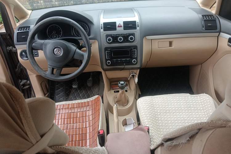 Used Volkswagen Touran 2011 1.4T Manual ZhiShang Edition 5-seater Center Console