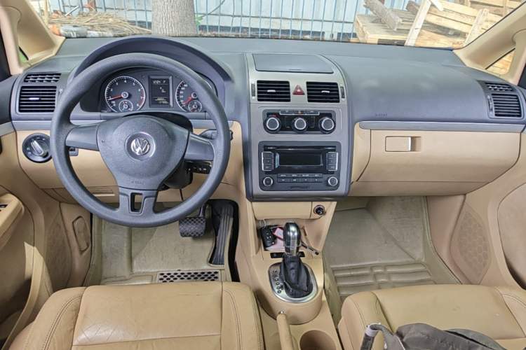 Used Volkswagen Touran 2011 1.4T DSG Zhiya Edition 5 Seats Center Console