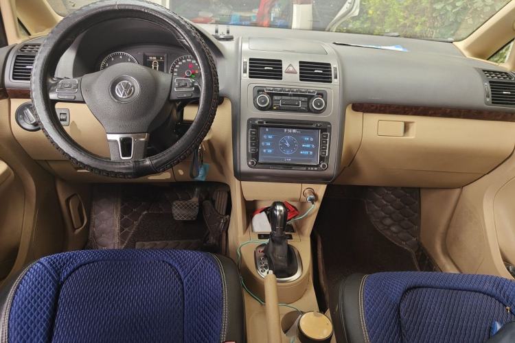 Used Volkswagen Touran 2011 1.4T DSG ZhiZhen Edition 5 Seats Center Console